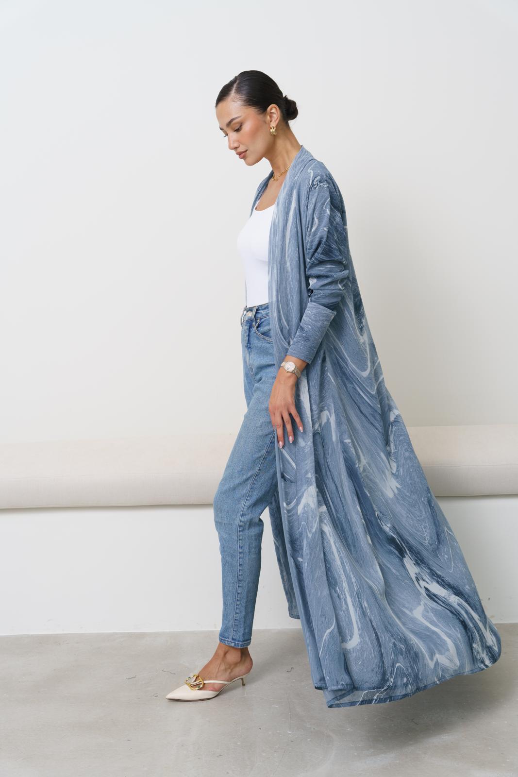 قطعة باللون الازرق السماوي