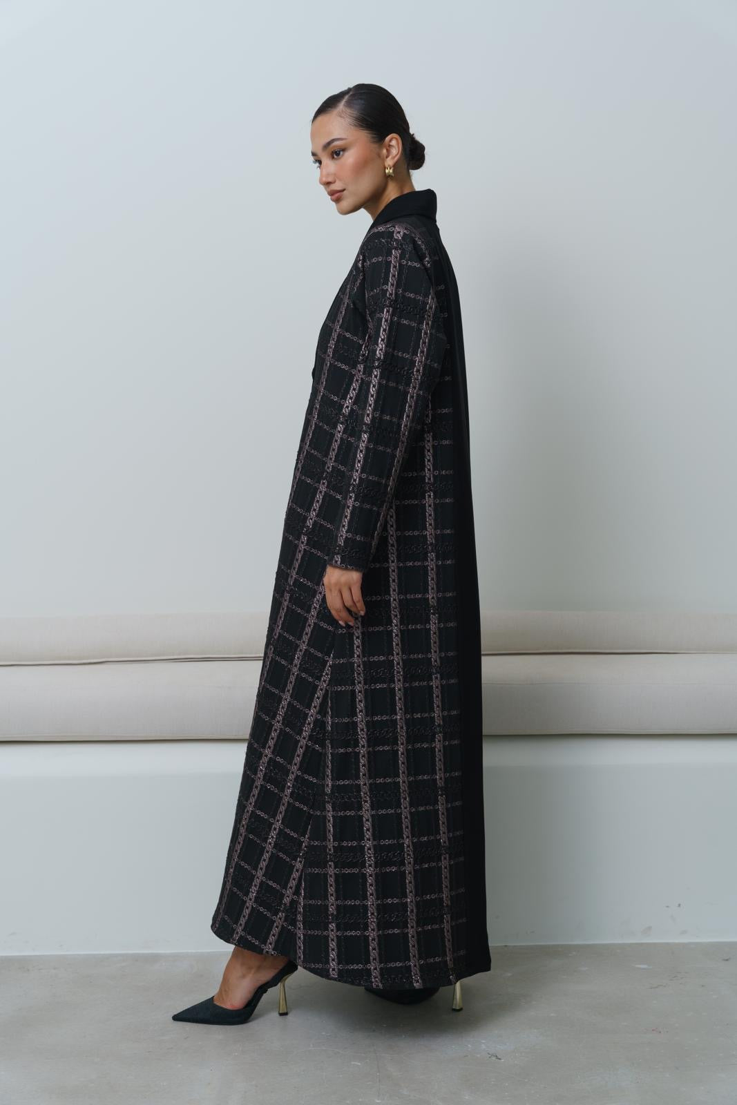 قطعة باللون الاسود مع جاكار على الجانب