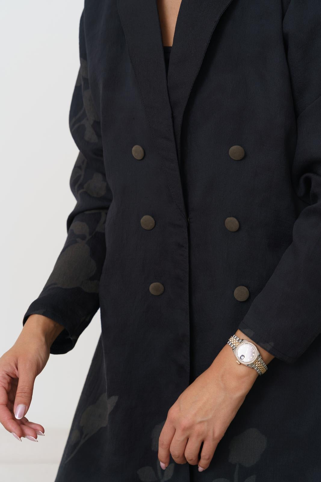 قطعة خفيفة اسود مع برنت ورود اخضر زيتي